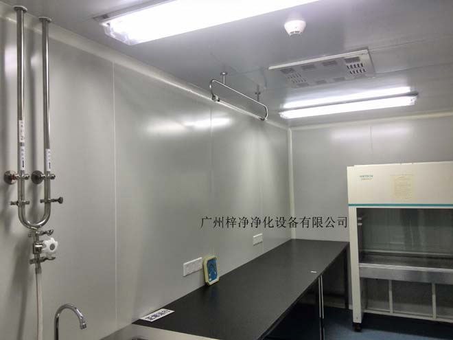 建造和使用潔凈室能有效減少室內誘入、產生及滯留粒子。