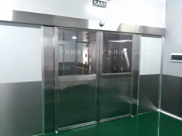 外置自動平移門貨物風淋間同時可以實現手動、自動感應控制。 外置自動平移門貨物風淋間