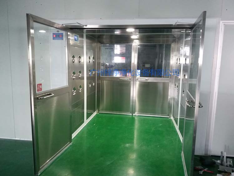 雙開門貨淋室前門打開,后門緊鎖 防止?jié)崈羰遗c非潔凈室空氣對流。