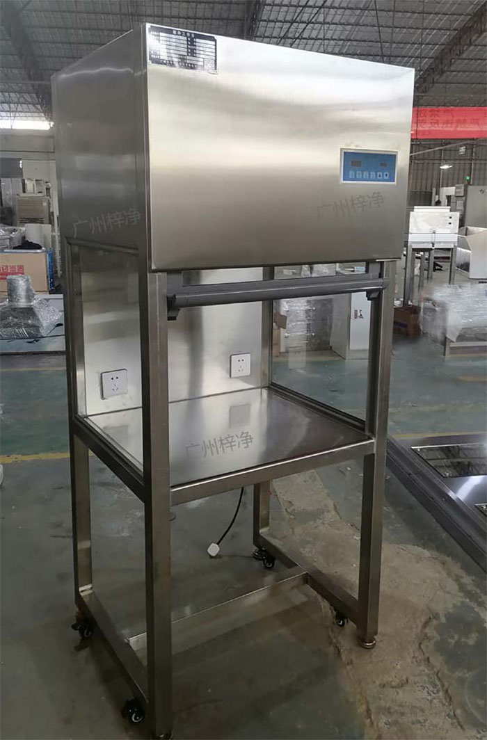 升降門超凈工作臺是采用單向空氣流，室內空氣經預初效過濾器進入靜壓箱，再經過高效空氣過濾器，最后在操作區(qū)內形成高度潔凈的單向空氣流，是提供操作區(qū)高潔凈度工作環(huán)境的理想設備。