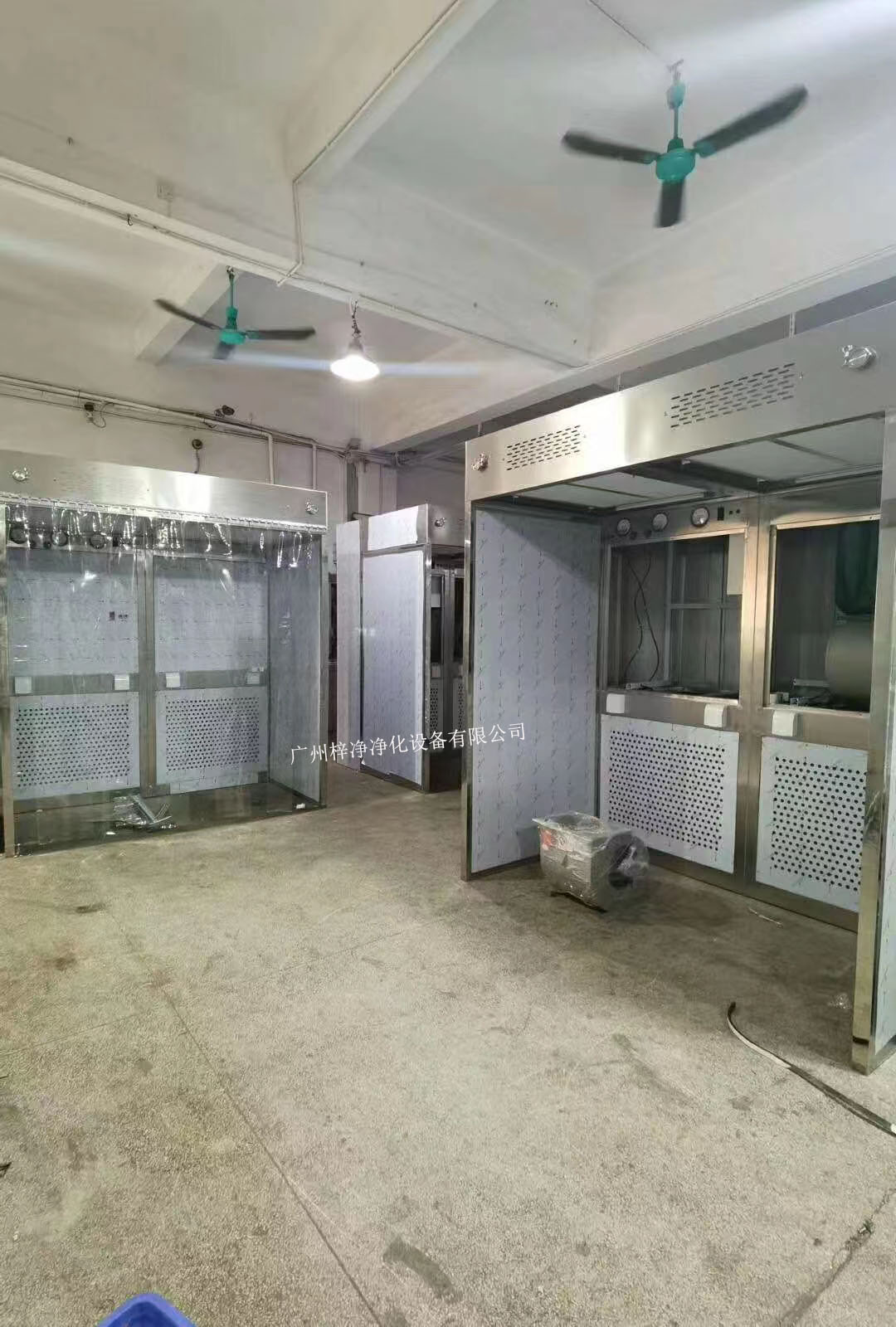 負(fù)壓稱量室設(shè)備由工作區(qū)、回風(fēng)箱體、風(fēng)機(jī)箱體、出風(fēng)箱體及外箱體幾大部分拼裝而成。