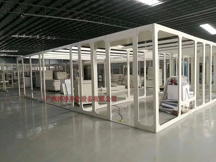 千級潔凈棚配備FFU高效空氣過濾器系統，能夠持續凈化空氣，確保手術室內的塵埃和微生物數量低于標準。