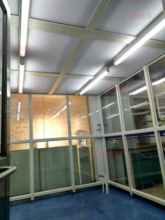 潔凈棚中的空氣過濾器是凈化空氣的核心部件，其性能直接影響潔凈度。高效空氣過濾器（HEPA）的過濾效率、濾料更換周期和過濾器維護狀況均會影響空氣潔凈度。