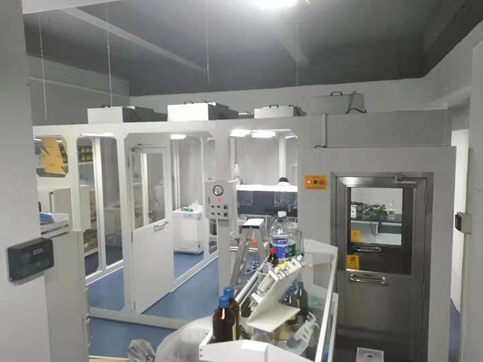 百級潔凈棚在研究病原微生物、疫苗開發等領域，百級潔凈棚是必不可少的。